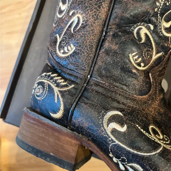 Women's Embroidered Ariat Western Boots - Picture 5 of 16